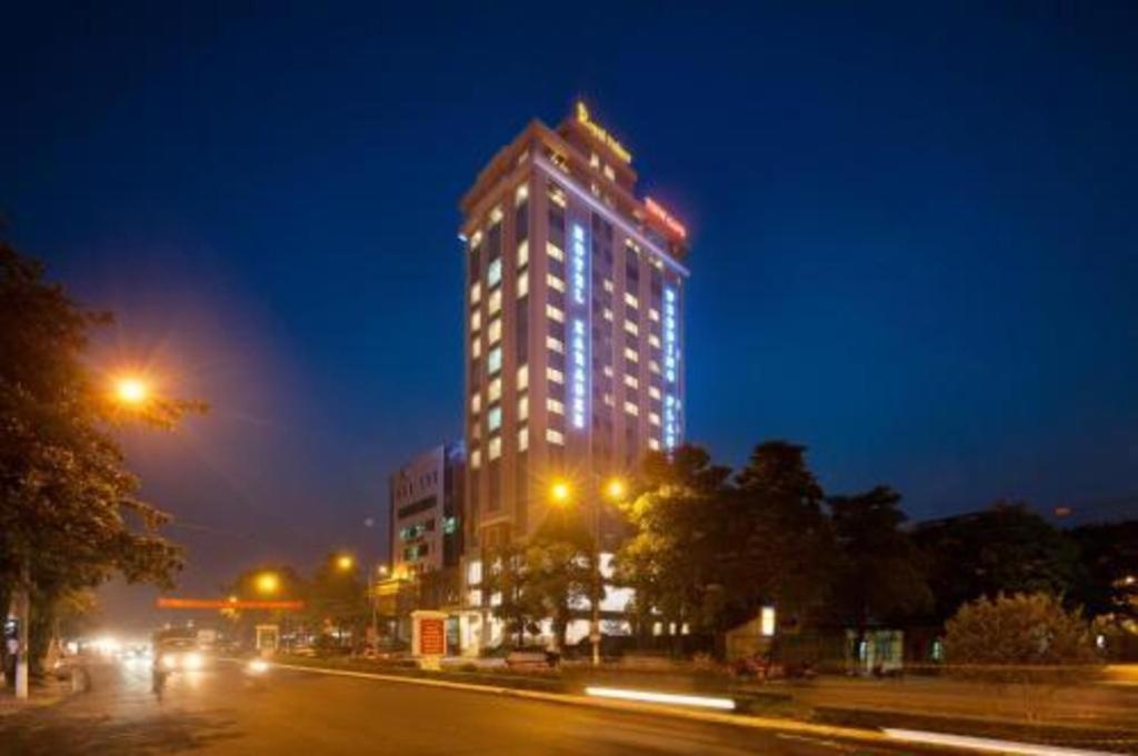 Royal Palace Hotel Tuyen Quang Exterior photo