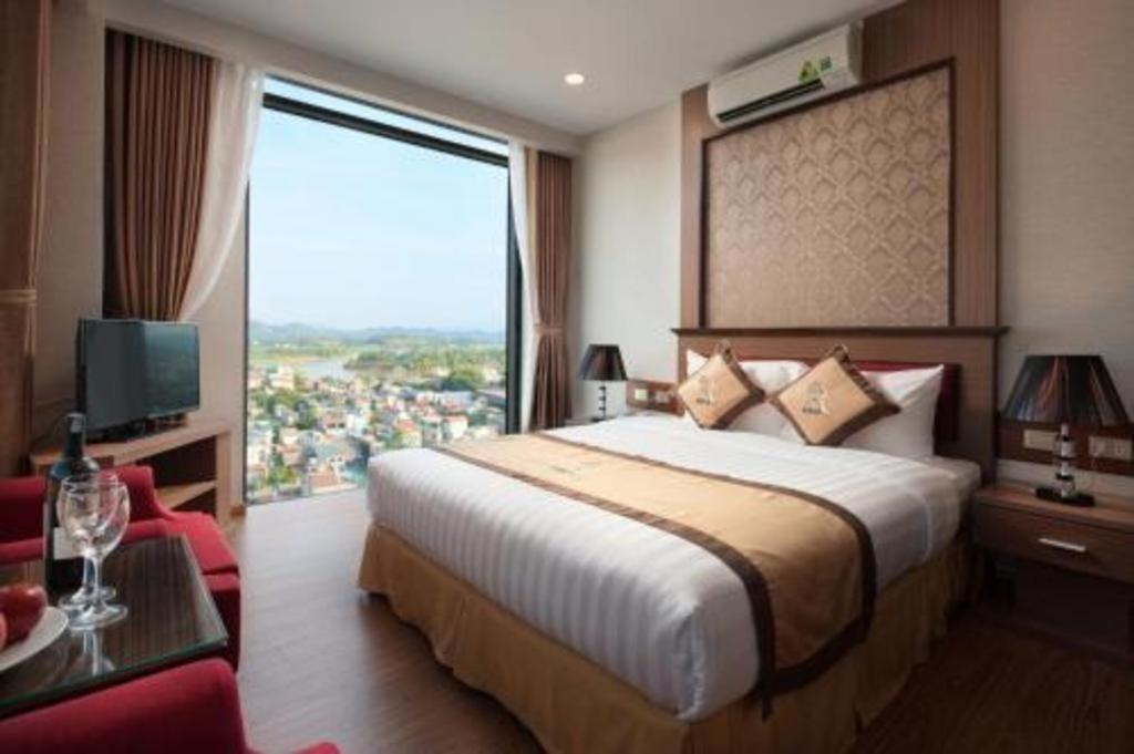 Royal Palace Hotel Tuyen Quang Exterior photo